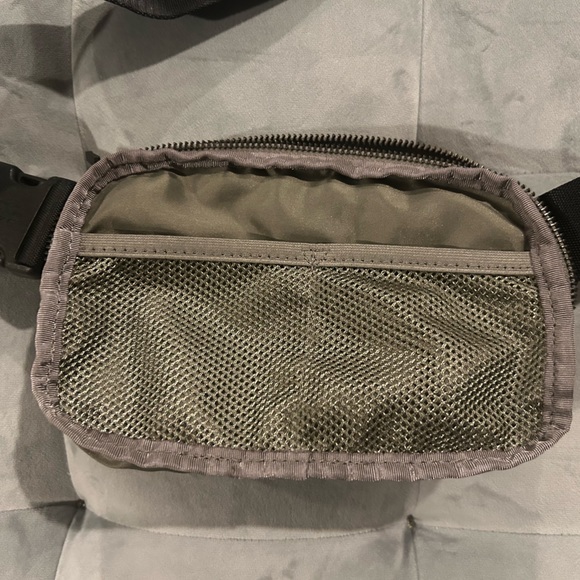 Lululemon Everywhere Belt Bag Carbon Dust OG Original - Picture 7 of 10